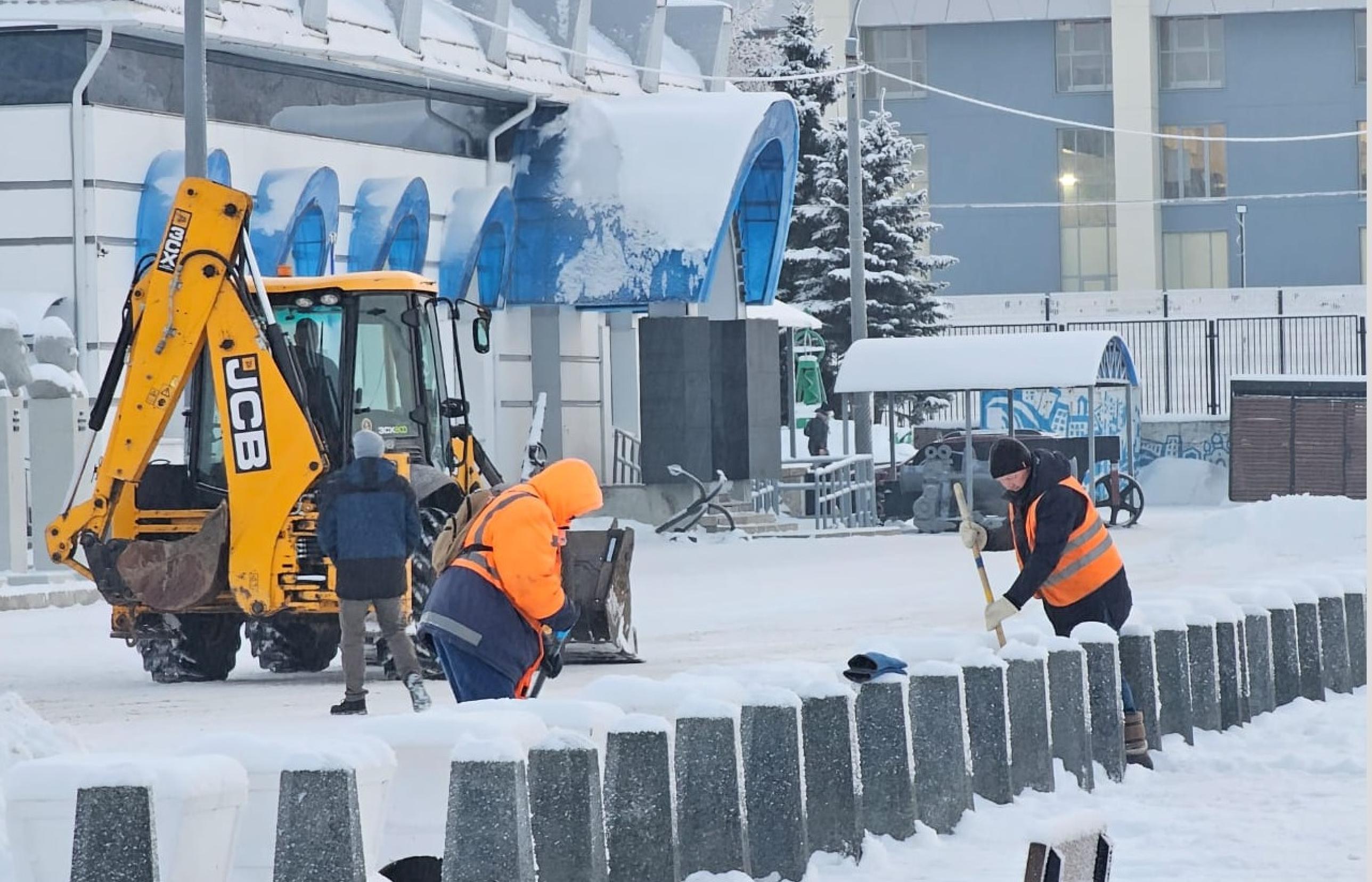 Уборка снега в Архангельске: сотрудники муниципальных предприятий работают  ежедневно